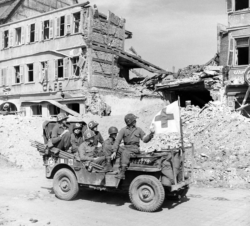 WW2 WWII Photo World War Two / US Army Medics in Jeep Frankfurt Germany 1945