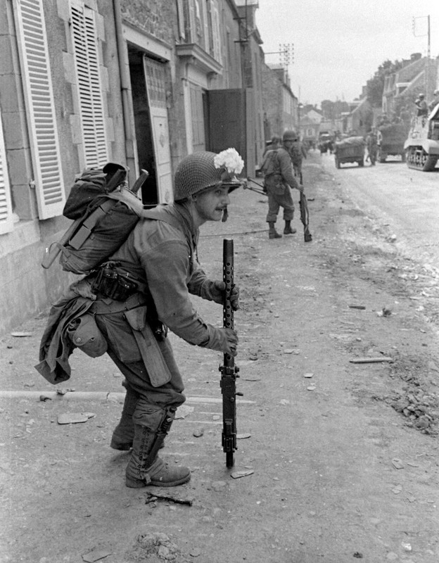 World War Two Photo WWII / Fighting in Normandy France July 1944 D-Day US Army