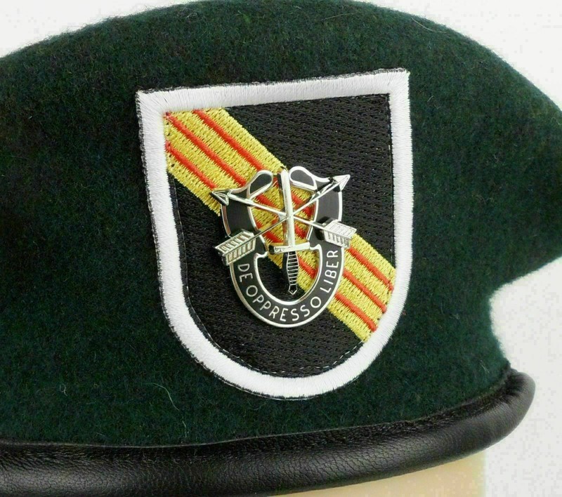 7-3/8 VIETNAM WAR US ARMY SPECIAL FORCES GROUP BLACKISH GREEN BERET With BADGE gallery