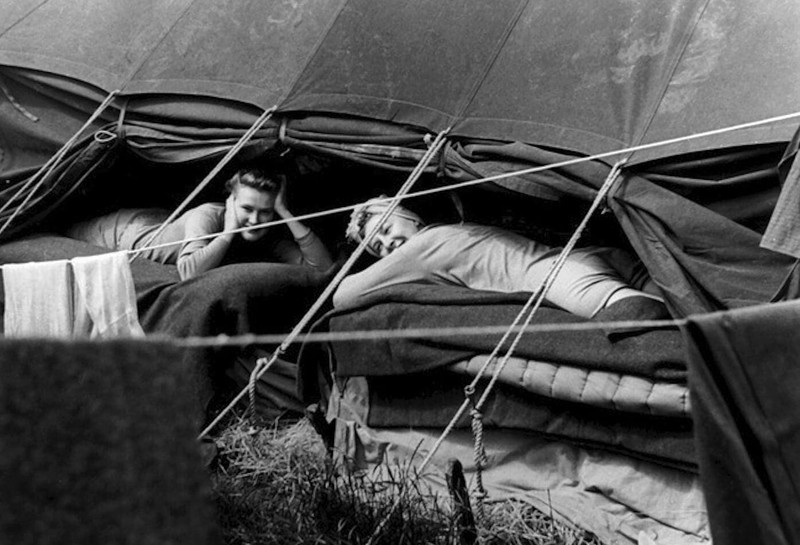WW2 WWII Photo World War Two / US Army Nurses in the Field Relaxing in Tent