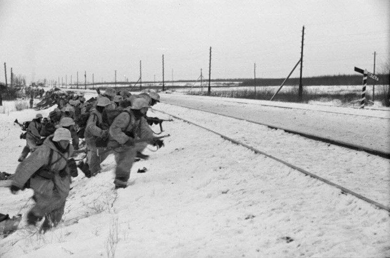 WW2 WWII Photo World War Two German Troops in Action Winter Ukraine Wehrmacht
