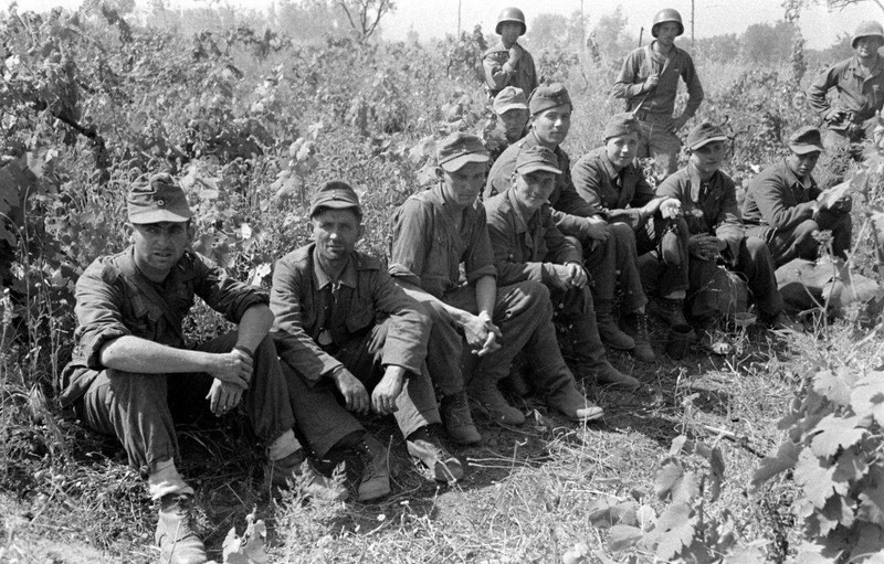 WW2 Photo WWII German POWS Under Guard by US Soldiers Italy World War Two / 2401
