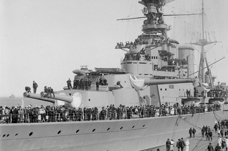 WW II Great Britain Photo ---- HMS HOOD