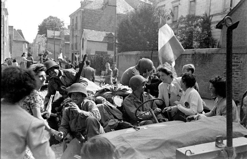 WW2 WWII Photo World War Two / US Army France August 1944 French Woman