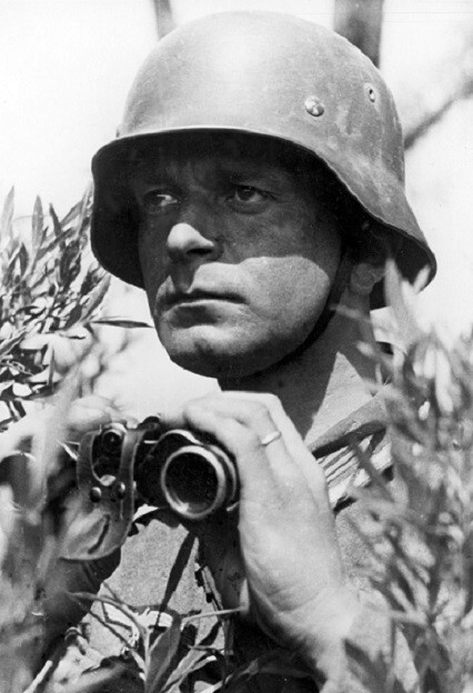 German Soldier with Dienstglas Binoculars on Eastern Front 13×19 WWII Photo 216a