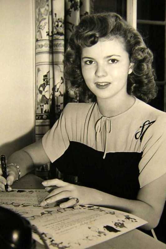 beautiful woman signs postcards WW2 Photo Glossy 4*6 in δ004