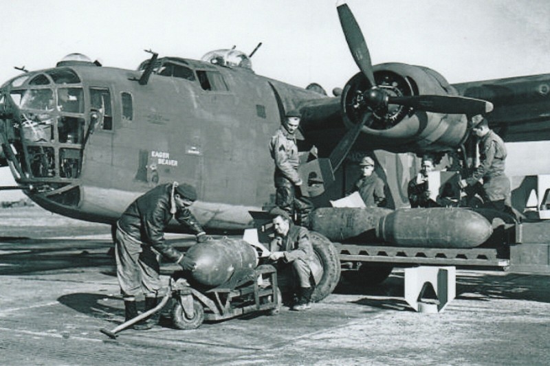 WW II Usa Photo — B-24 Liberator Bomber Loading Bombs