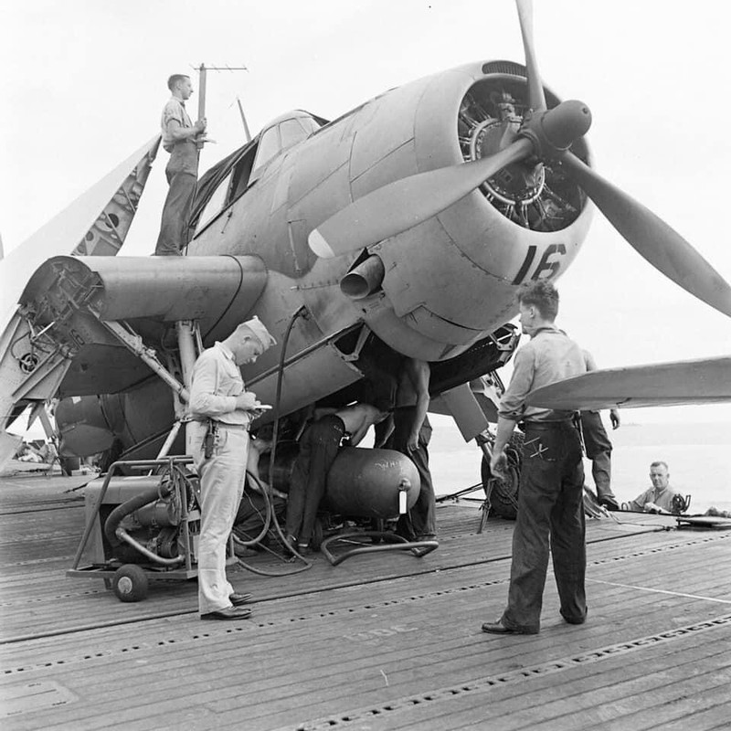 WW2 WWII Photo World War Two / USS Essex CV-9 Flight Deck Photo Tarawa US Navy
