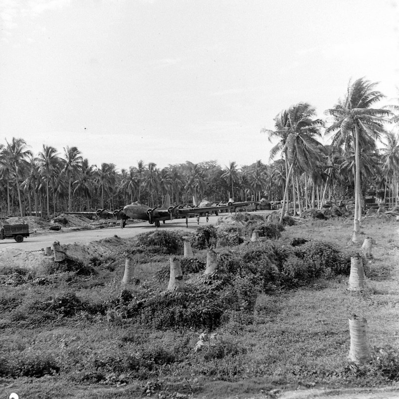 WW2 WWII Photo World War Two / USAAF B-17 Bombers Espiritu Santo Pacific 1942