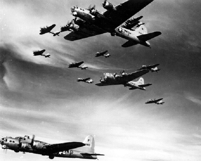 Formation of B-17 Flying Fortresses over Germany, Bomb Run, 8×10 WWII Photo 776a