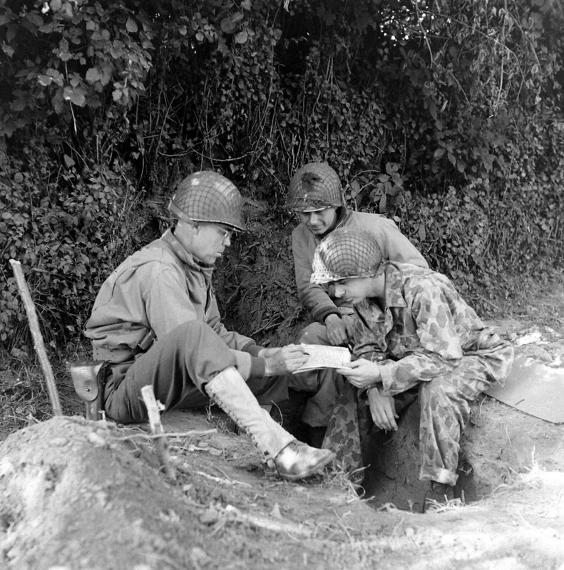 WW2 WWII Photo World War Two / US Army Soldiers in Action Normandy July 1944