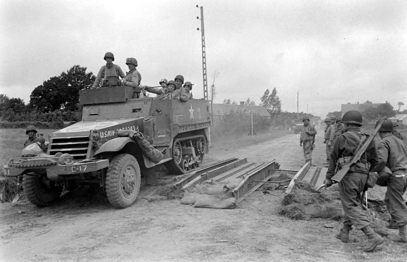 World War Two Photo WWII / Fighting in Normandy France July 1944 D-Day US Army