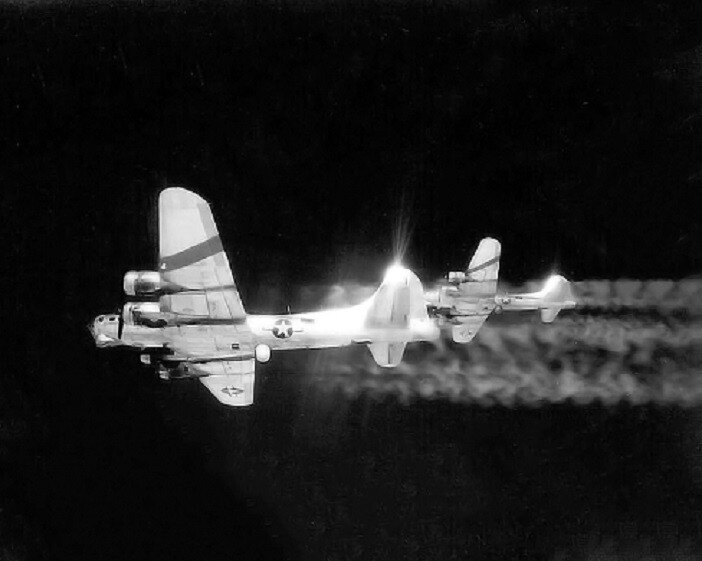 Pair of Boeing B-17 Flying Fortress Bombers in flight 8×10 WWII Photo 255a