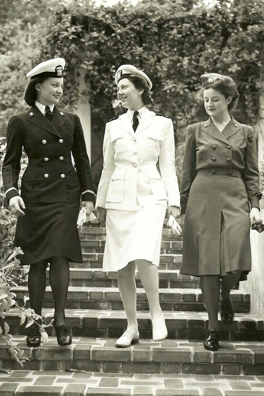 US Naval Hospital San Diego Nurses Modeling UniformsWW2 Photo Glossy 4*6 in T029