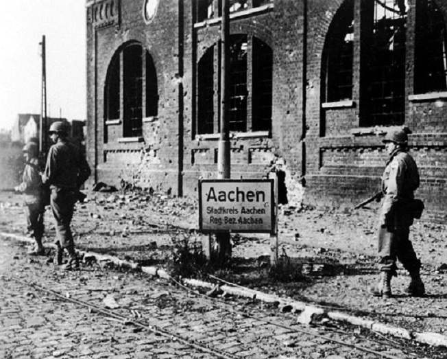 Soldiers of the 504th Parachute Infantry Regiment 8×10 World War II 2 Photo 598