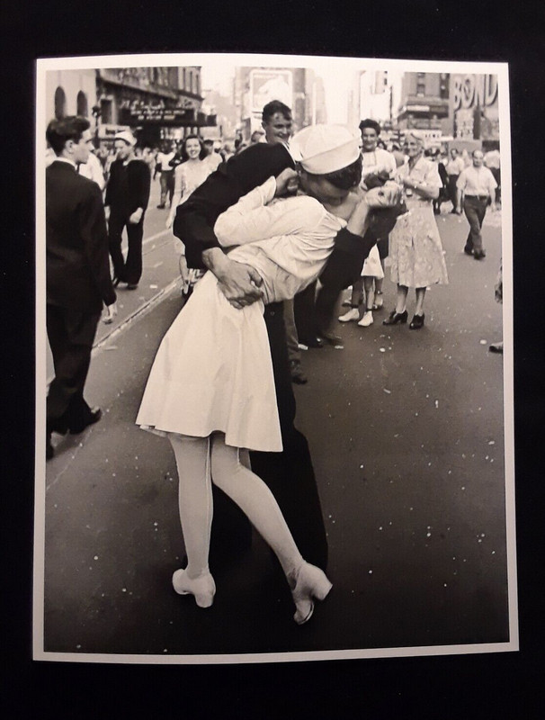 New York KISS NAVY SAILOR NURSE 8 x 10 Print ~ V-J Day in Times Square WWII