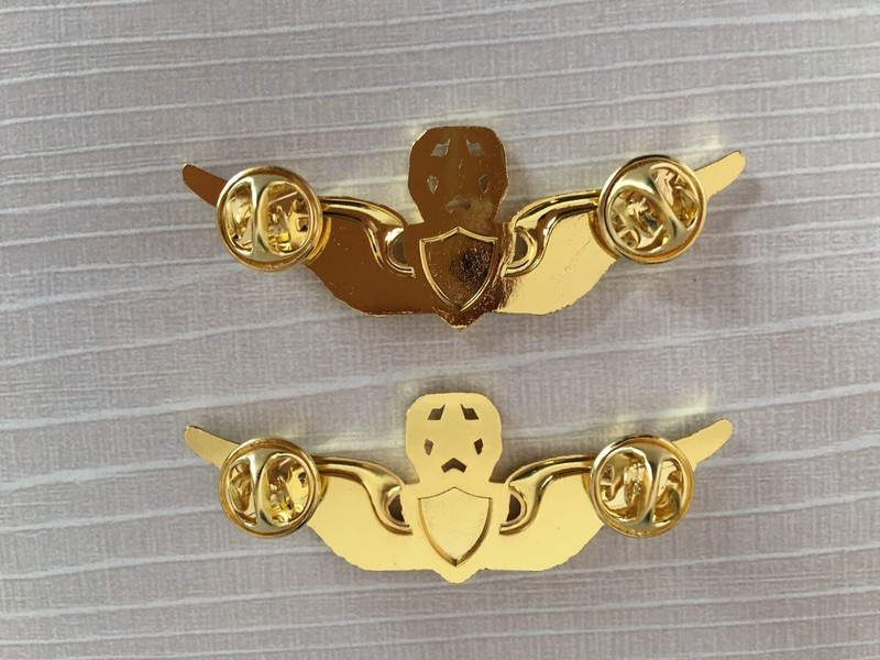 TWO 2 PIECES WWII USAF Military Command Pilot Metal Wings Metal Badge Pin Gold gallery