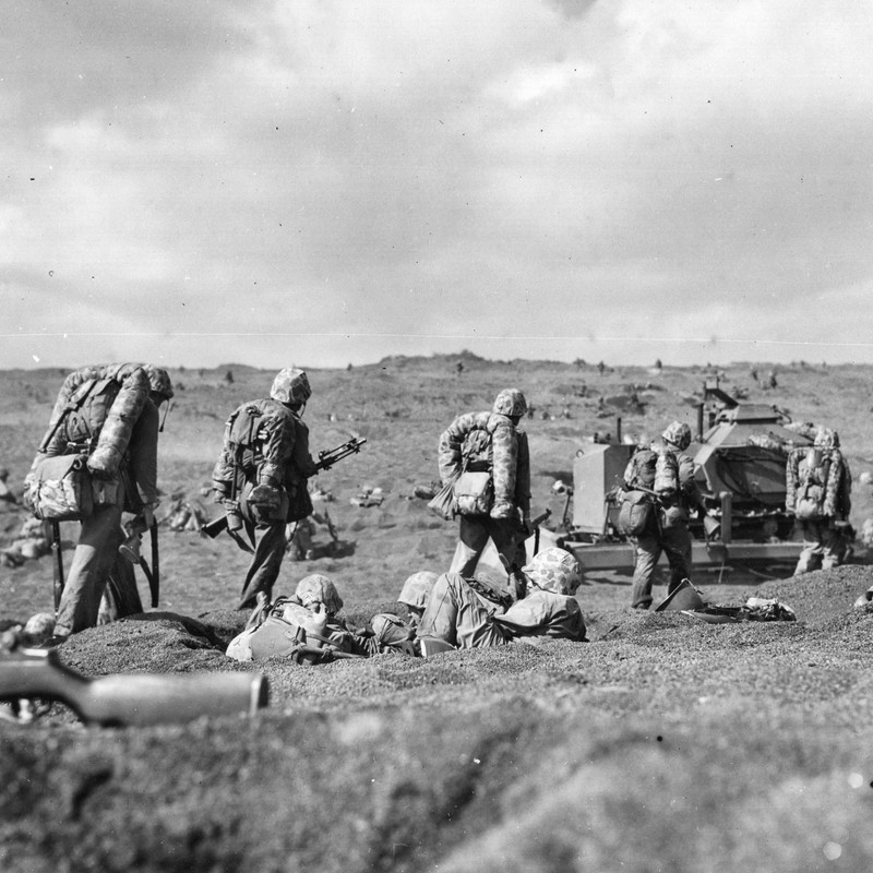 WWII Photo US Marines on Iwo Jima Beach Feb 1945 USMC World War Two WW2 / 1872