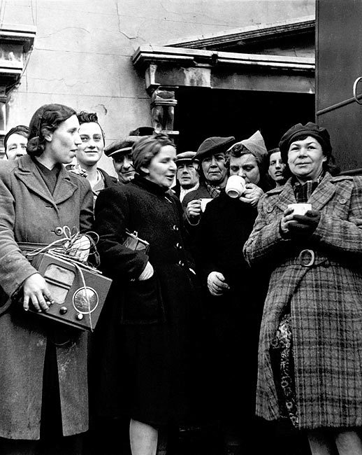 WWII ENGLISH WOMEN SERVED HOT COFFEE 8x10 GLOSSY PHOTO PRINT