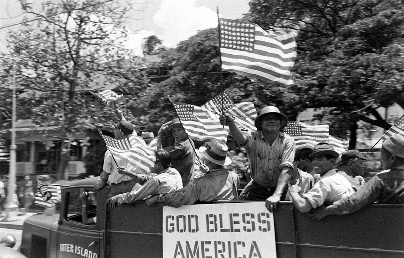 WW2 Photo WWII Civilians Celebrating VJ Day Honolulu HI World War Two / 1591