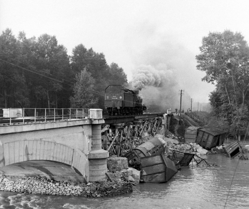 WW2 WWII Photo World War Two / US Military Railroad France 1944 Railway Train