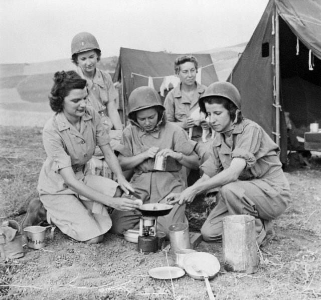 WW2 WWII Photo World War Two / US Army Nurses in the Field Chow Time!