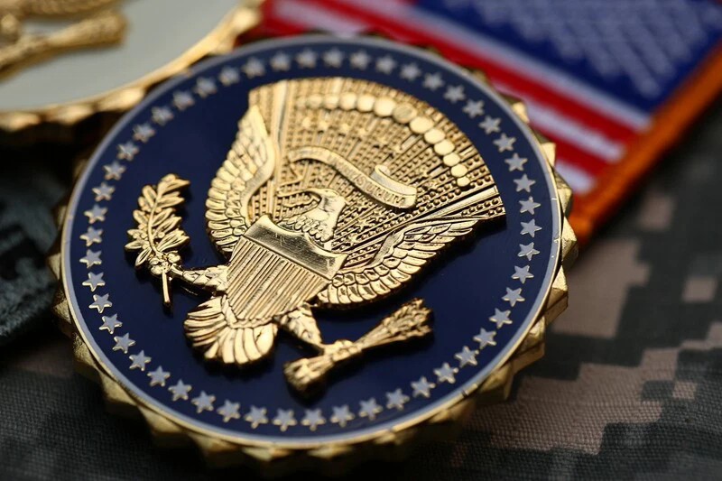 US PRESIDENTIAL SERVICE PRESIDENT IDENTIFICATION METAL BADGE PIN COLLECTIBLES gallery