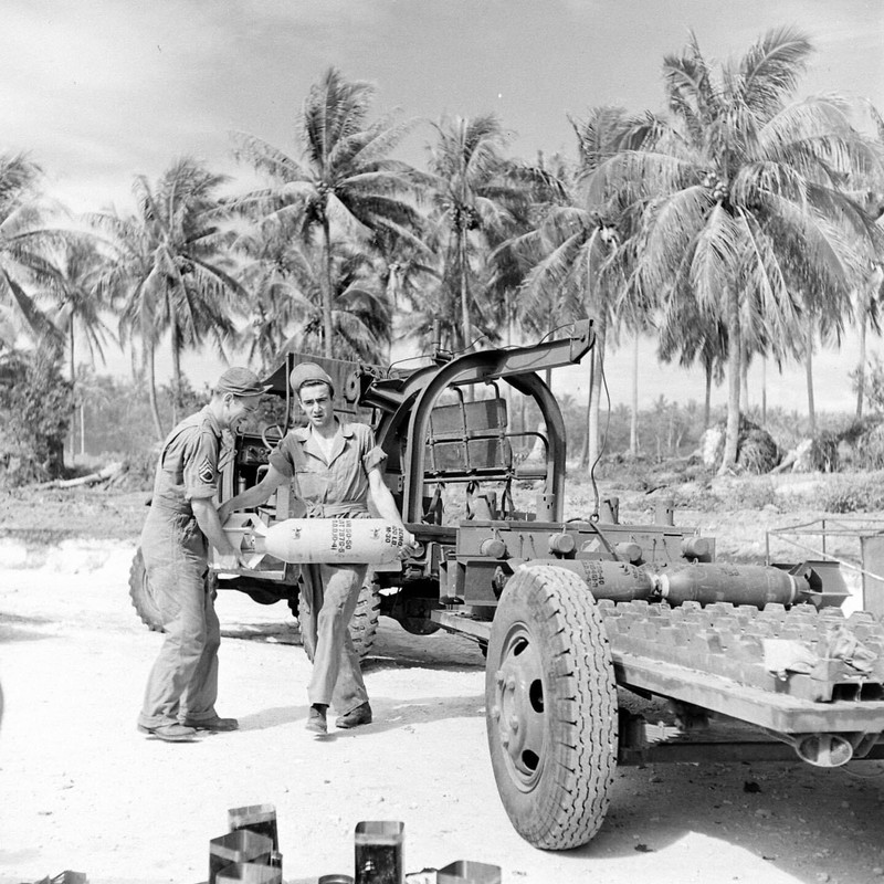 WW2 WWII Photo World War Two / USAAF B-17 Bomber Maintenance Pacific 1942