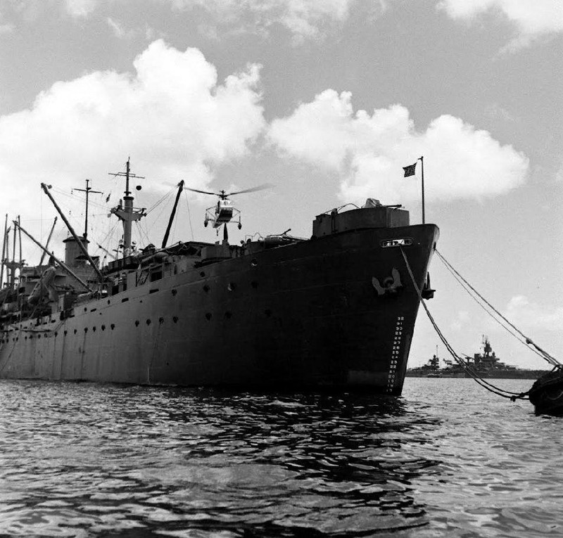 WW2 WWII Photo Merchant & Helicopter Guam Sikorsky R-4B Navy World War Two /7162