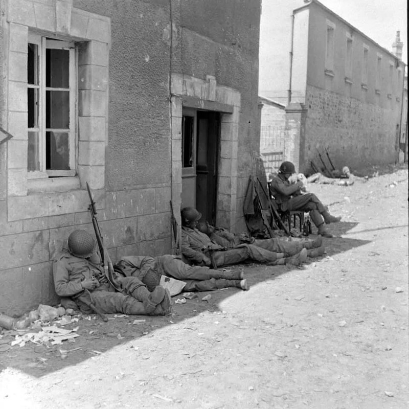 WW2 WWII Photo US Soldiers Relax on Paris Street August 44 World War Two / 1801