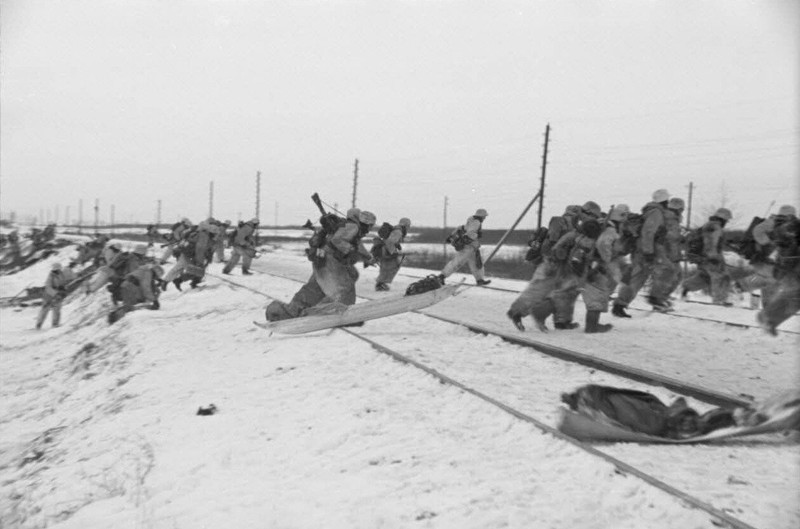 WW2 WWII Photo World War Two German Troops in Action Winter Ukraine Wehrmacht