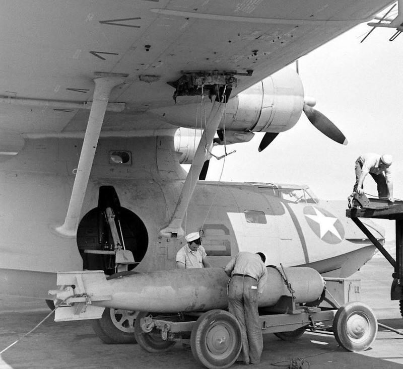WW2 Photo WWII US Navy PBY Catalina Torpedo Loading World War Two USN /5244