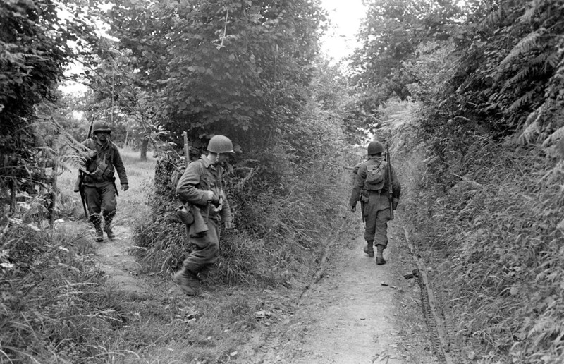 World War Two Photo WWII / Fighting in Normandy France July 1944 D-Day US Army