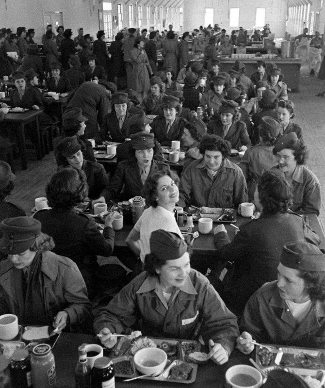 WW2 Photo WWII Female Marines Chow Hall World War Two MCWR 1944 USMC / 1486