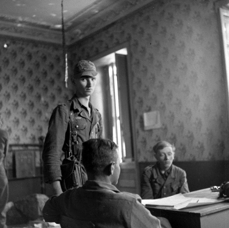 WW2 Photo WWII German POW Questioning by US Army Italy World War Two / 2400