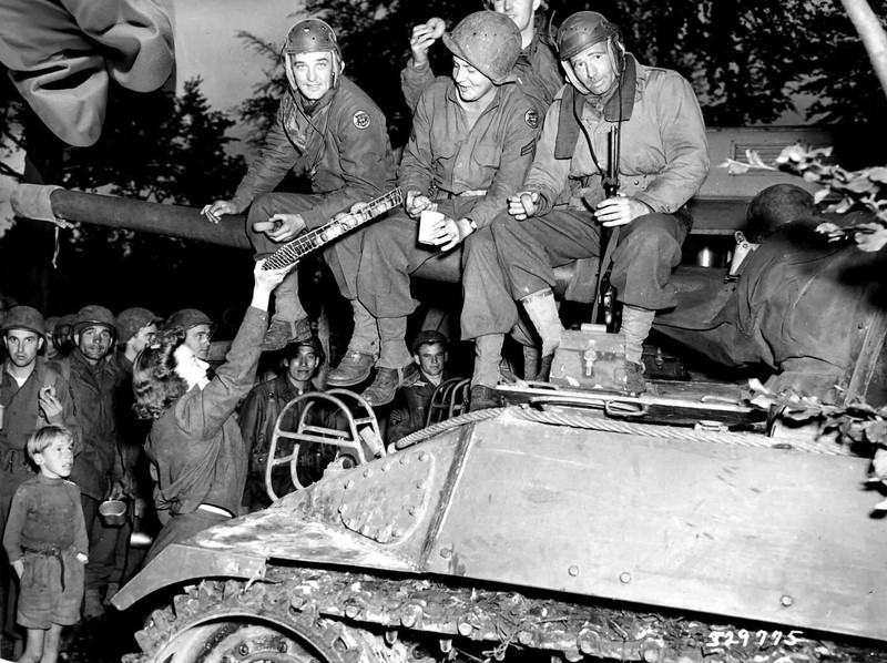 WW2 WWII Photo World War Two / US Army M18 Hellcat Red Cross Donut Dollies ETO
