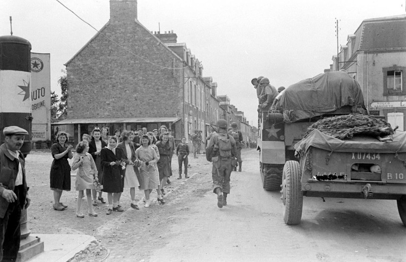 World War Two Photo WWII / Fighting in Normandy France July 1944 D-Day US Army