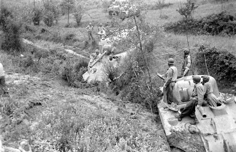WW2 WWII Photo World War Two / US Army M4 Sherman Tanks Italy May 1944 760th TB