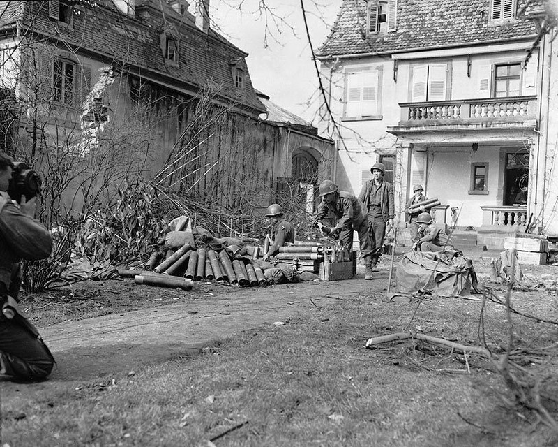 81-MM MORTAR AMMUNITION CREW, FRANCE WWII 11×14 GLOSSY PHOTO PRINT