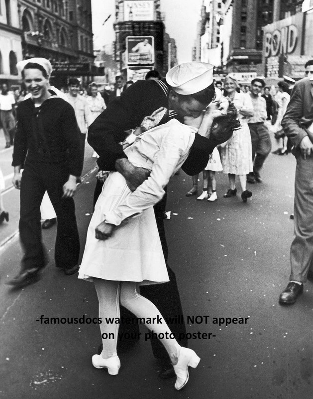 11x14 V-J Day Times Square Kiss PHOTO Poster Navy Sailor Nurse World War II