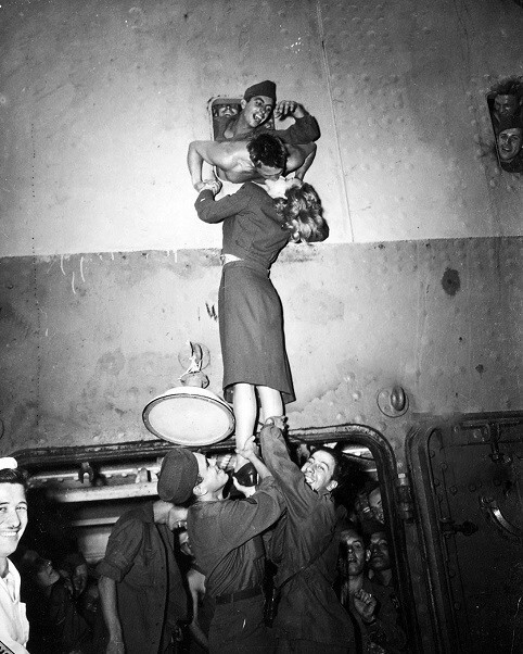Actress Marlene Dietrich kisses a Soldier Returning Home 8″x 10″ WW2 Photo 550
