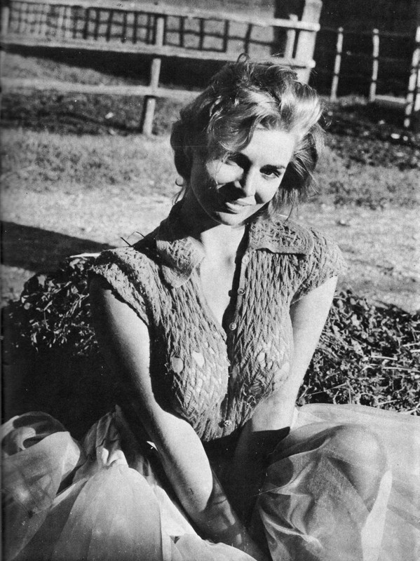 WW2 Photo WWII World War Two Portrait of an Unknown Girl Pinup Starlet / 1656