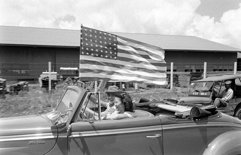 WW2 WWII Photo V-J Day Celebration Honolulu Hawaii 1945 World War Two / 1815