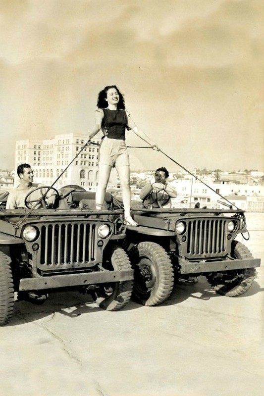 woman showing number forty with cars WW2 Photo Glossy 4*6 in δ033