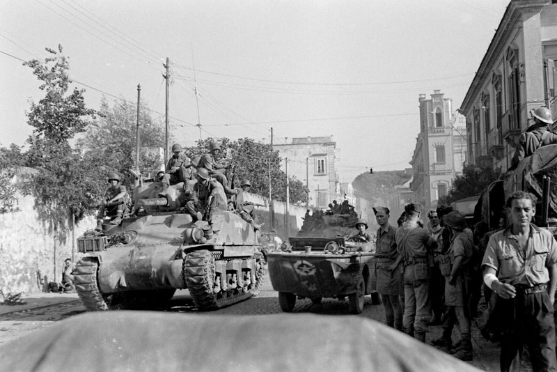 WW2 WWII Photo World War Two / Allied Armor Sherman Tanks Italy October 1943