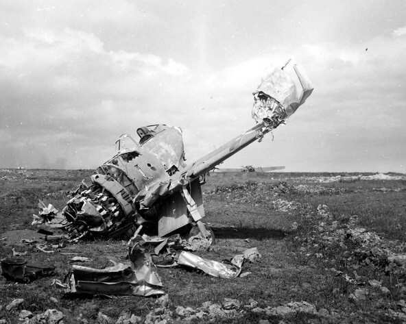 Crashed Japanese Aircraft on Okinawa 1945, 8x10 WWII WW2 Wreck Photo 917a