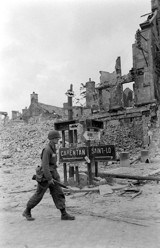 World War Two Photo WWII / Fighting in Normandy France July 1944 D-Day US Army