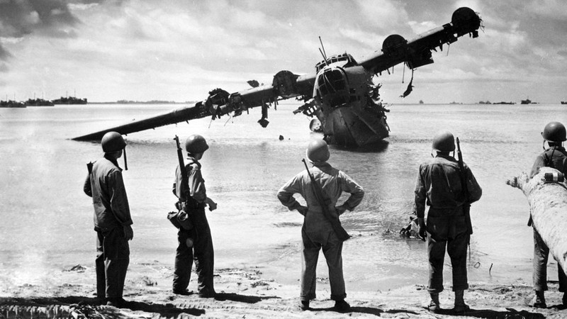 WWII B&W Photo US Soldiers Japanese Plane Wreck Kwajalein WW2 World War / 1120