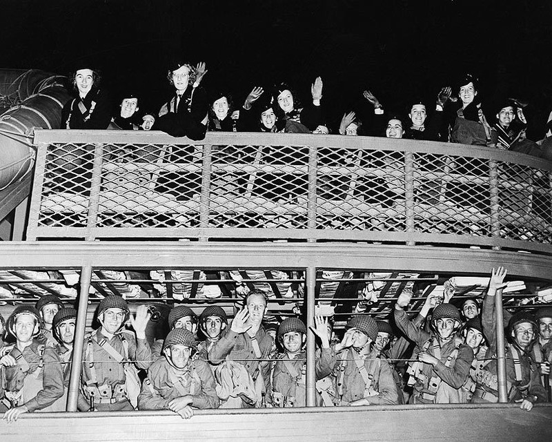 U.S. ARMY NURSES AND SOLDIERS WAVE FAREWELL 8×10 GLOSSY PHOTO PRINT