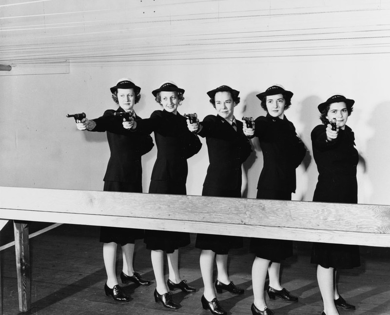 WW2 WWII Photo US Navy WAVES Marksmanship Training World War Two / 8086